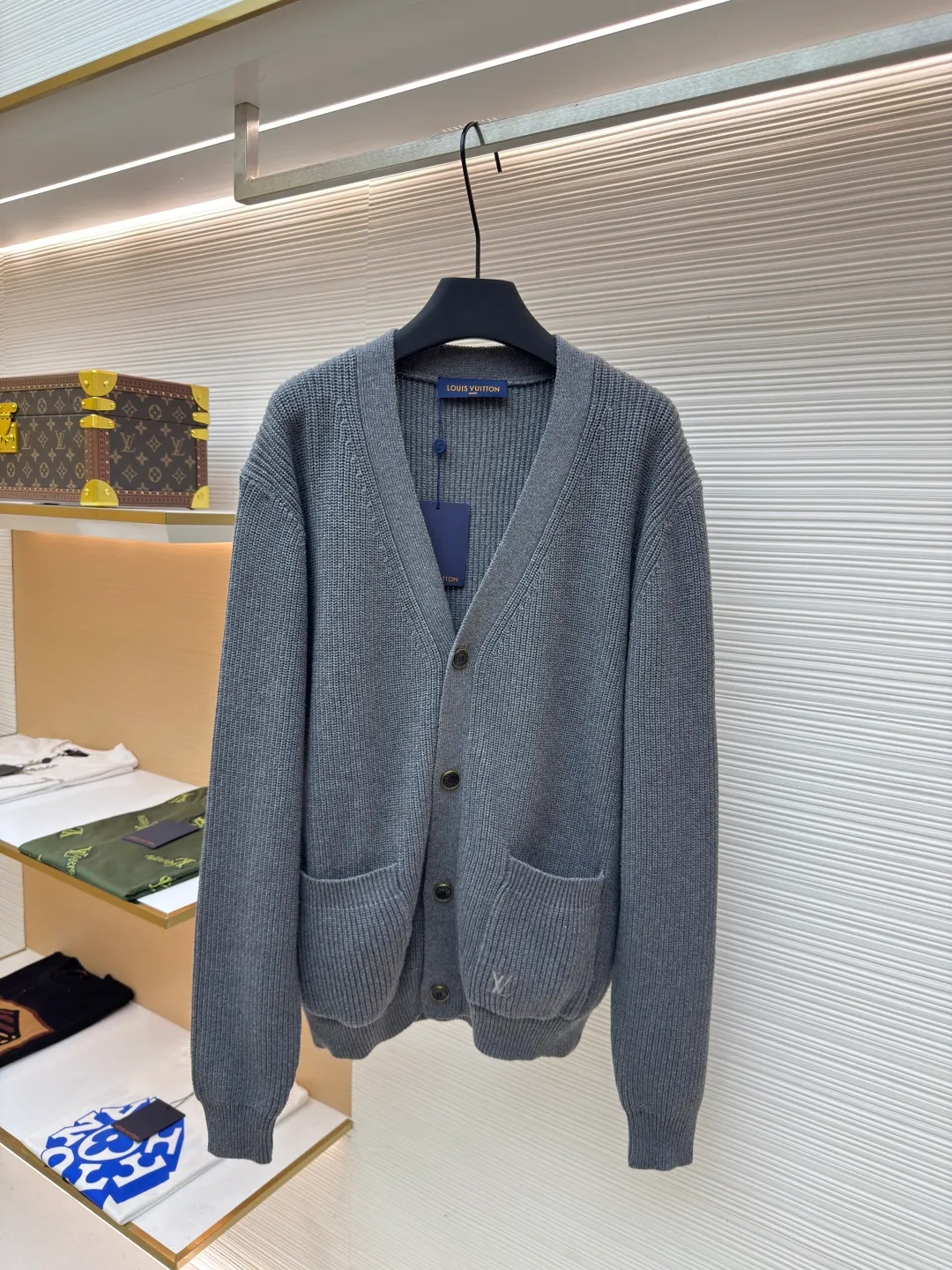 LOUIS VUITTON Pocket embroidered knitted cardigan ●Authentic product: Purchased and developed in 19800 ●Item number: 1680528-B15 ●Fabric: wool blended fabric ●Technology: Knitting ●Version: loose fit ●Weight: about 880 grams ●Size: XS-S-M-L ●Description: Made of high-quality wool blended fabric, it is soft to the touch and extremely comfortable to wear. It also has good warmth retention and breathability; every stitch of embroidery is accurately placed, the embroidery threads are arranged tightly and evenly, the lines are smooth and natural, and there is no sense of clutter; the knitted texture is uniform It is even and tight, and the stitching method is extremely delicate whether it is the body, cuffs, collar, etc., and makes the overall structure of the sweater more stable and less likely to deform; the edges of the buttonholes are flat, and there will be no off-line; the connection between the pockets and the body is natural and smooth, without any abruptness. The overall wiring is straight and delicate, the fabric is comfortable and soft, and the color is consistent without color difference. It can be matched with the same style to create a fashionable look and control various occasions. Customized accessories, complete with three standards, same style for men and women!